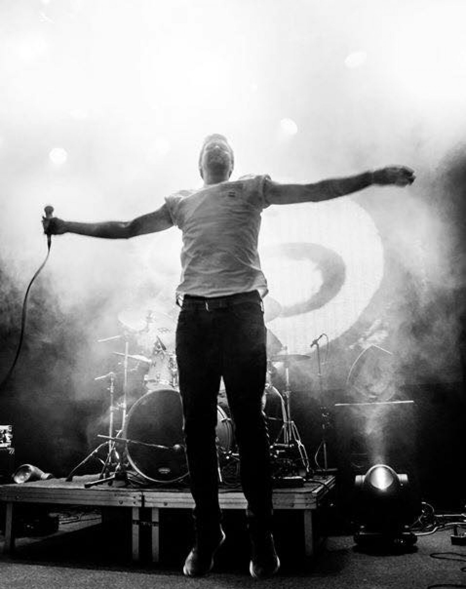 Axel with arms wide open on stage in front of the Trip Sixteen backdrop