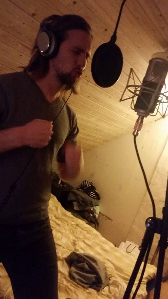 Axel singing into a condenser microphone